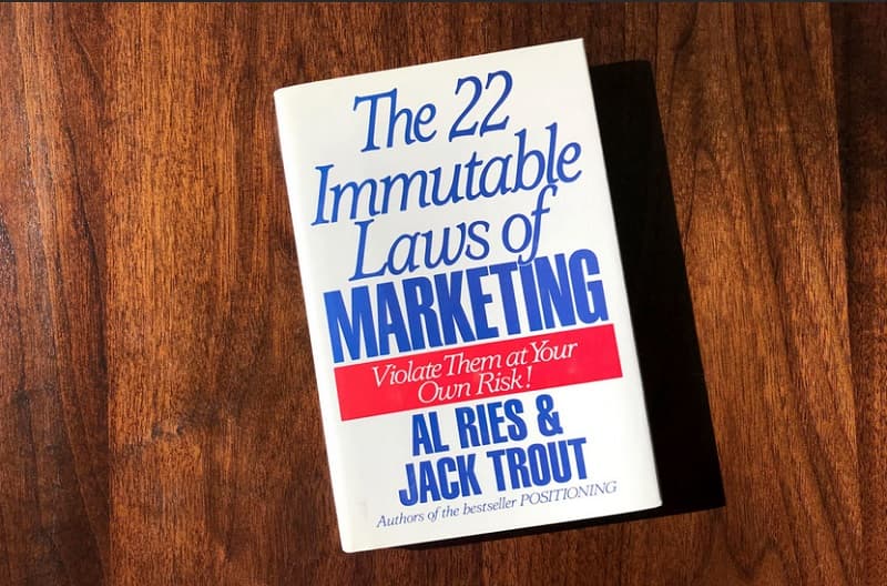 کتاب 22 قانون تغییر ناپذیر بازاریابی اثر ال ریس