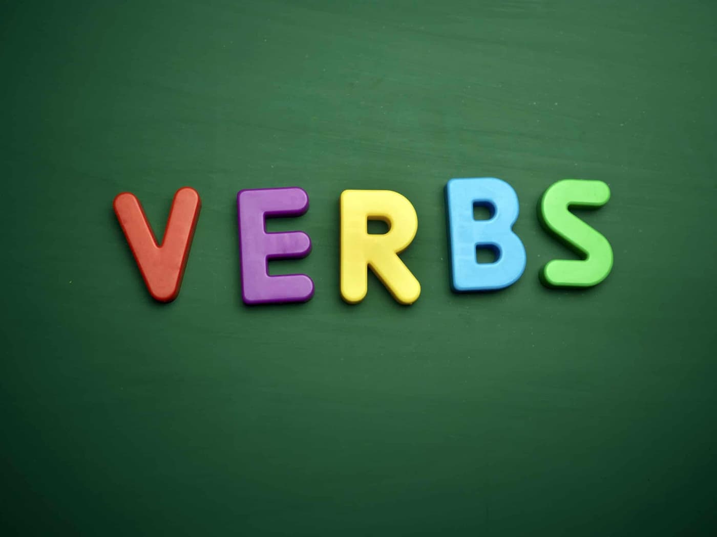 روی صفحه‌ای تیره به انگلیسی نوشته شده verbs
