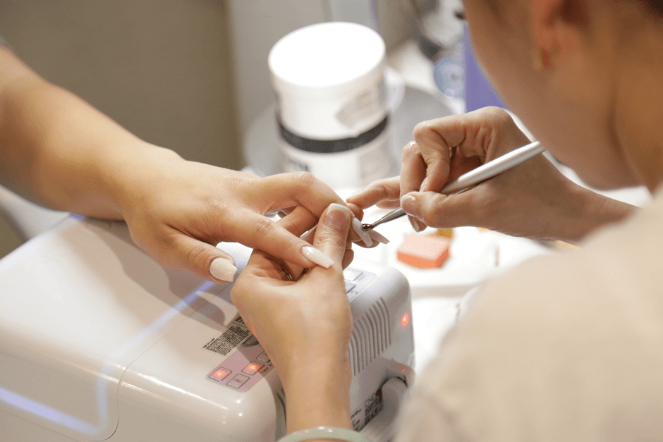 تکنیسین ناخن/ناخن‌کار (Nail technician/nail tech):