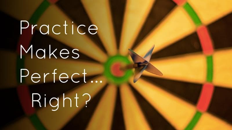 تصویری از یک دارت که تیری به مرکز آن خورده است.