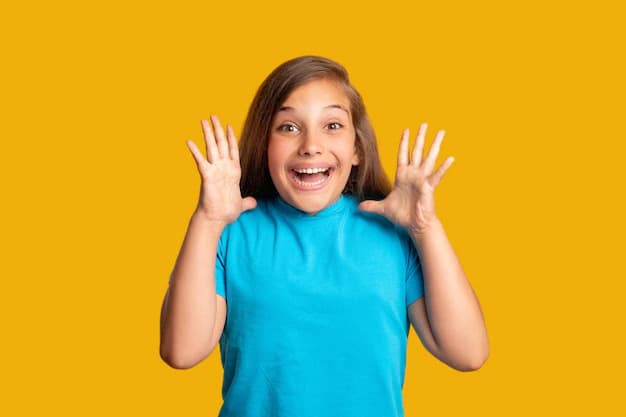 تصویر دختربجه‌ای سوپرایز شده با پشت‌زمینه‌ای نارنجی