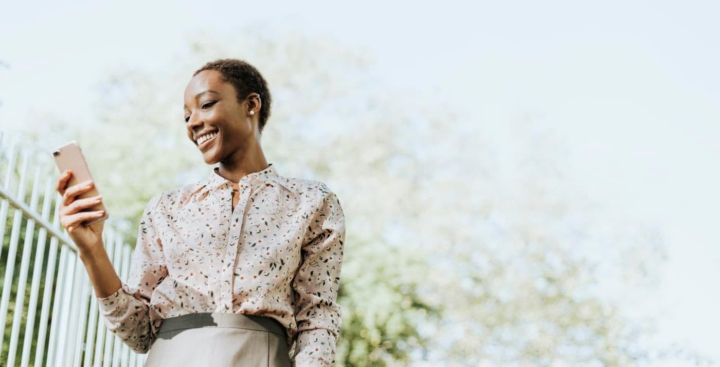 معنی جمله Is anyone available to chat چیست؟.jpg