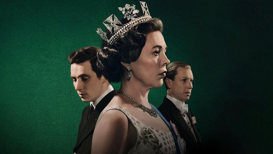 تصویر زنی با تاج ملکه که نیم‌رخ ایستاده و دو مرد در دو طرف او هستند.