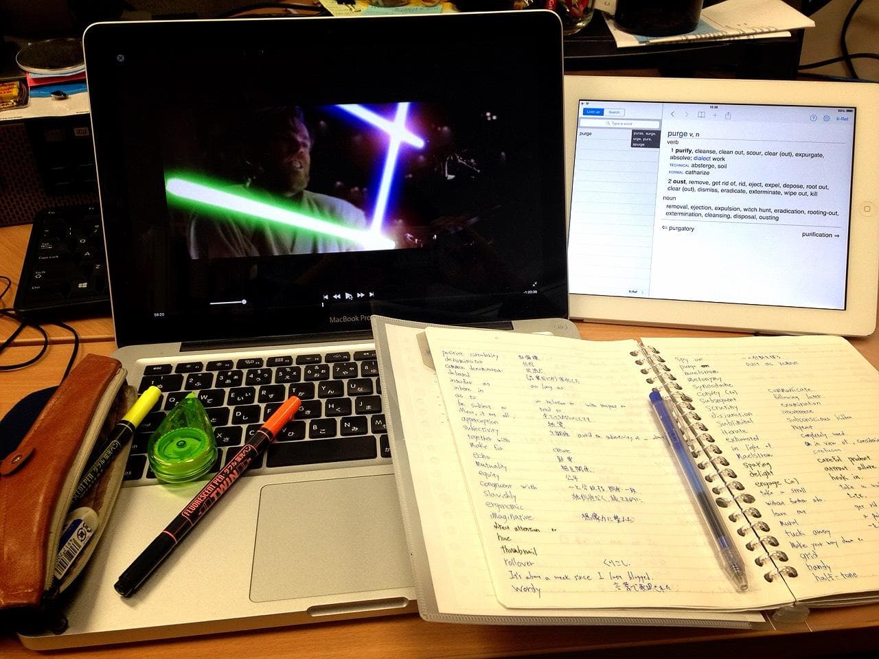 تصویری از یک دفتر، لپ‌تاپ و غیره روی میز