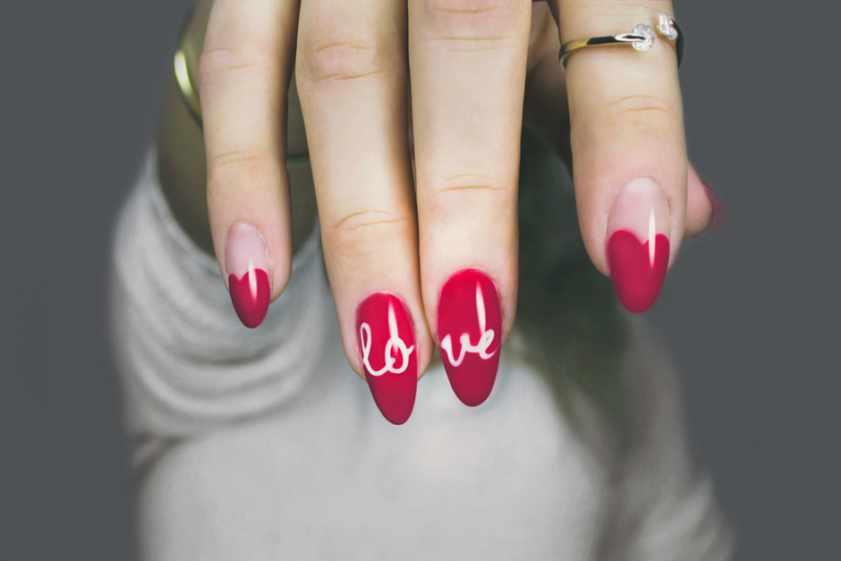 طراح ناخن (Nail artist)