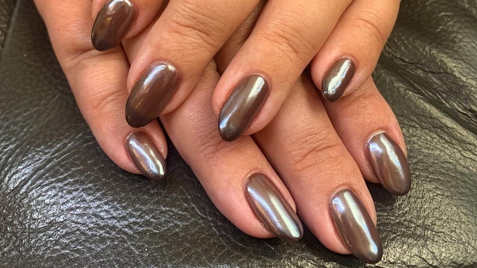 ناخن‌های دونات شکلاتی لعاب‌دار (Chocolate-glazed donut nails):