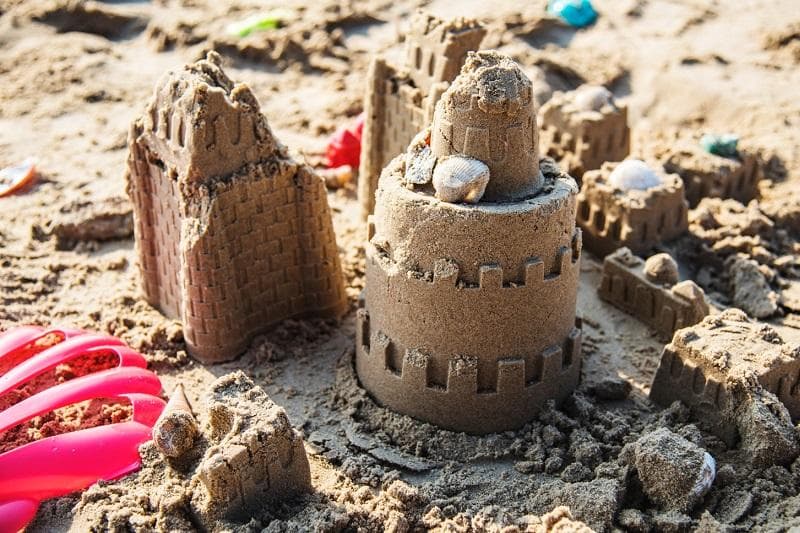 خلاصه کتاب داستان «The Sandcastle Competition».jpg