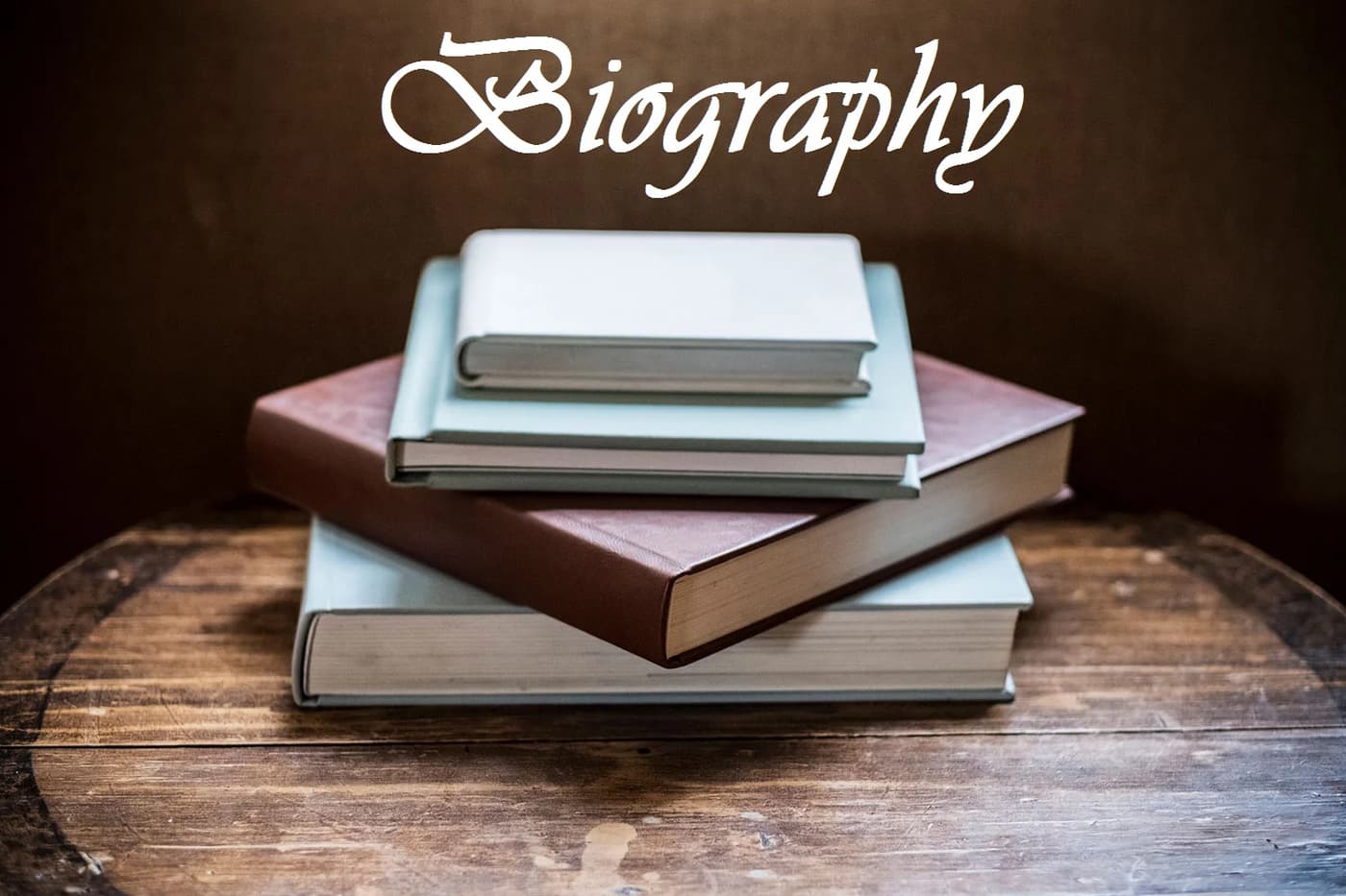 چند کتاب روی هم روی سطحی چوبی