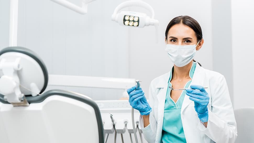 خانم دکتر دندانپزشک در مطب