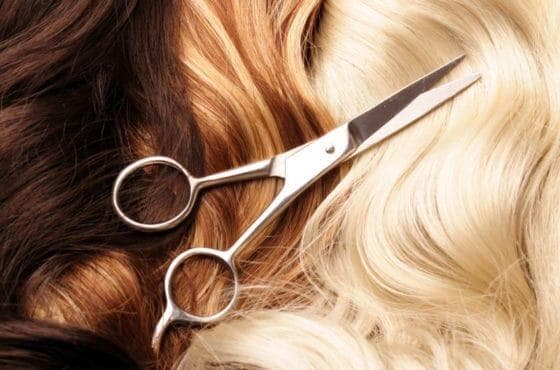 تکهای از موی بلوند و قهوهای به همراه قیچی آرایشی