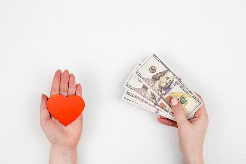 خلاصه کتاب داستان "love or money" نوشته Rowena Akinyemi