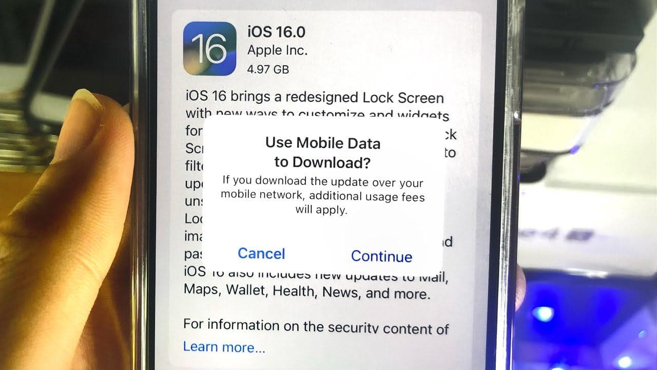 معنی جمله using mobile data to download چیست؟.jpg