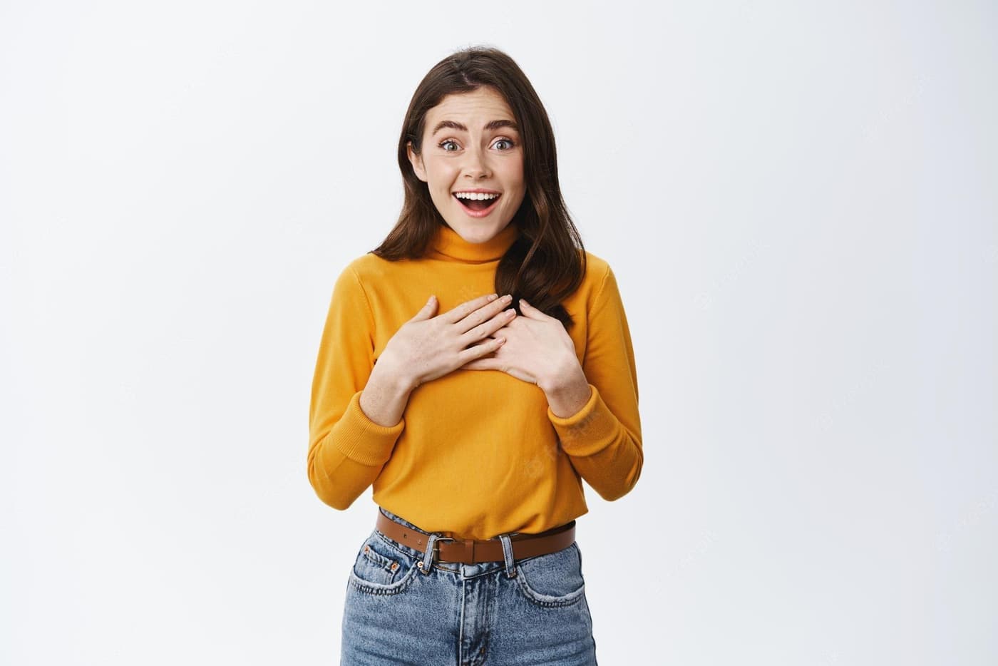 خانم جوان خوشحال و هیجانزده با لباس نارنجی