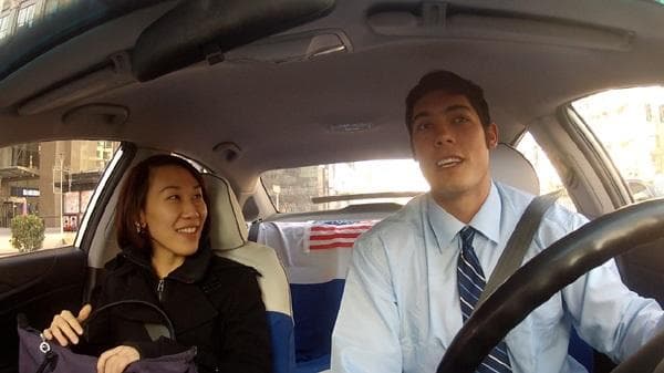 یک زن و مرد چینی داخل اتومبیل هستند