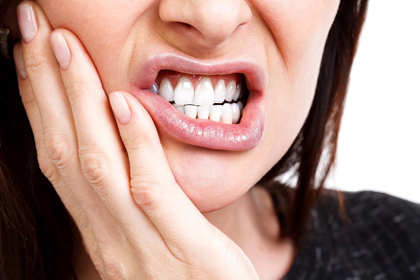 دهانی کج به دلیل بیماری درد دندان و دستی گذاشت بر روی گونه
