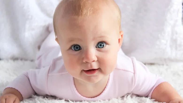 تصویر یک نوزاد زیبا با چشمان آبی