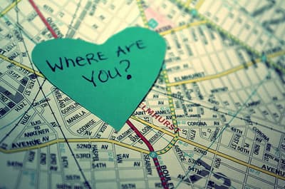 نقشه‌ای از مسیرهای شهری که روی آن قلب سبزی است که داخلش نوشته شده where are YOU?