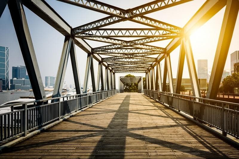 خلاصه کتاب داستان «Under the bridge» نوشته  Lynda Edwards