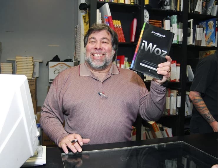 خلاصه کتاب رایگان زندگینامه استیو وزنیاک (iWoz) اثر جنا اسمیت.jpg