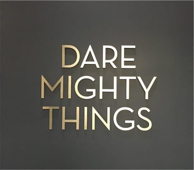 معنی جمله dare mighty things چیست؟