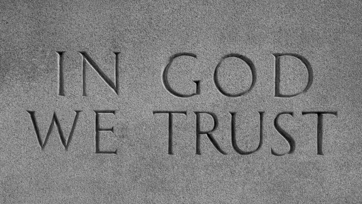 معنی جمله in god we trust چیست؟.jpg