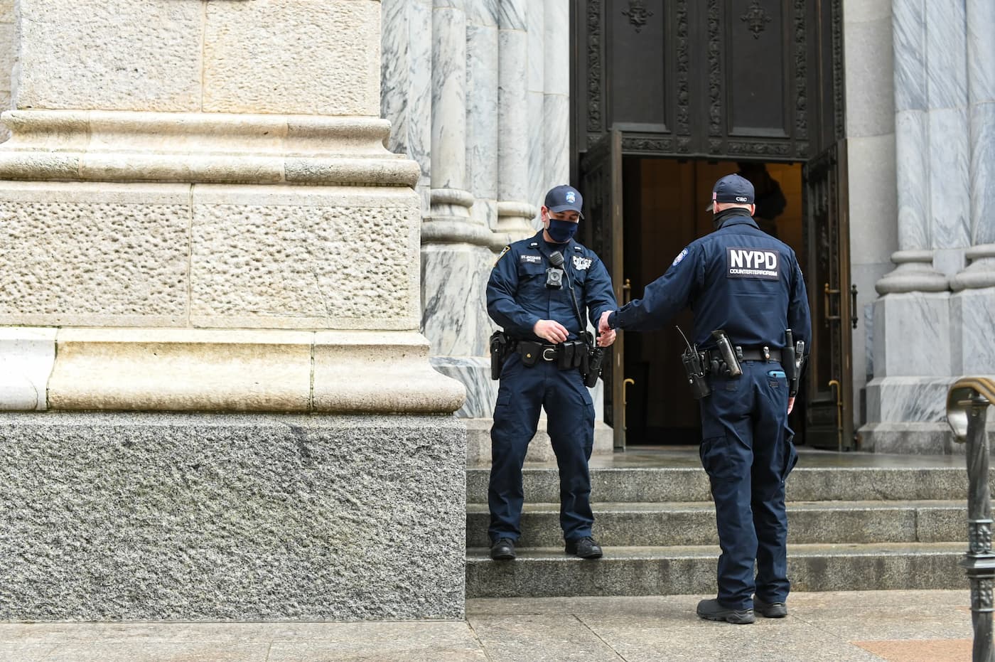 تصویری از دو نیروی پلیس مقابل یک ساختمان