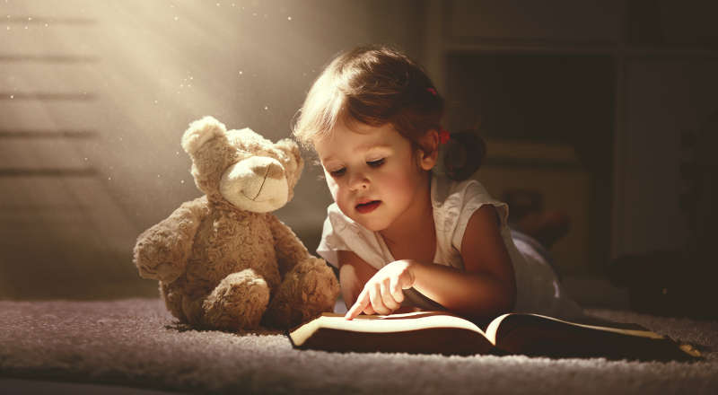 دختری در حال خواندن کتاب داستان